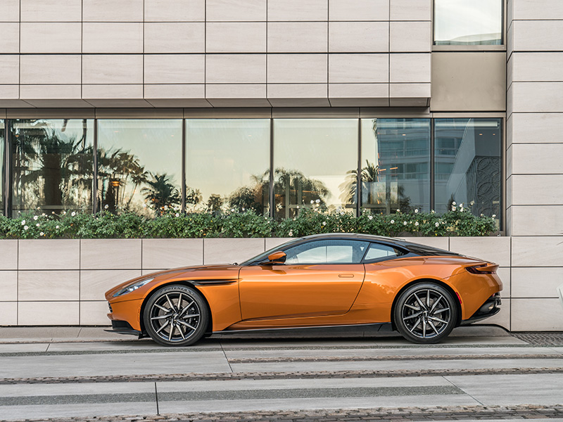 شراكة عالمية جديدة بين Aston Martin وWaldorf Astoria... حيث يلتقي الأداء الرفيع للسيارات الرياضية مع أرقى مستويات الخدمة والأناقة